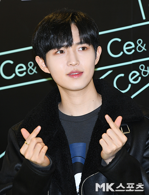 Wanna One fan signing ceremony was held at Nuri Dream Square in Sangam-dong, Seoul on the afternoon of the 17th.Wanna One Kim Jae-hwan has photo time.