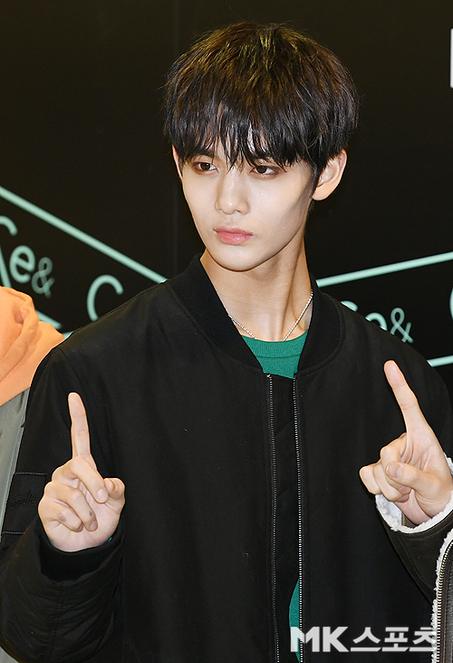 Wanna One fan signing was held at Nuri Dream Square in Sangam-dong, Seoul on the afternoon of the 17th.Wanna One Bae Jin Young has photo time.