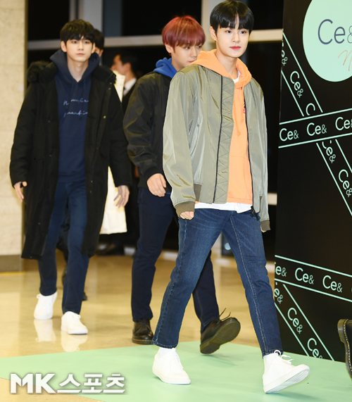 Wanna One fan signing ceremony was held at Nuri Dream Square in Sangam-dong, Seoul on the afternoon of the 17th.Wanna One Lee Dae-hwi has photo time.