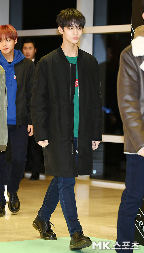 Wanna One fan signing ceremony was held at Nuri Dream Square in Sangam-dong, Seoul on the afternoon of the 17th.Bae Jin Young has photo time.