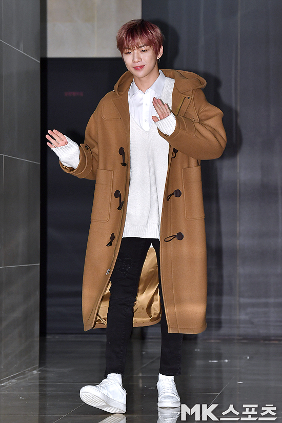 Group Wanna One member Kang Daniel Fan signing event event ceremony was held at the Spigen Hall in Samseong-dong, Gangnam-gu, Seoul on the afternoon of the 17th.Girl group Wanna One member Kang Daniel is drawing hearts ahead of Fan signing event event.On this day, Wanna One member Kang Daniel took various poses in front of the reporters before his debut solo Fan signing event event.