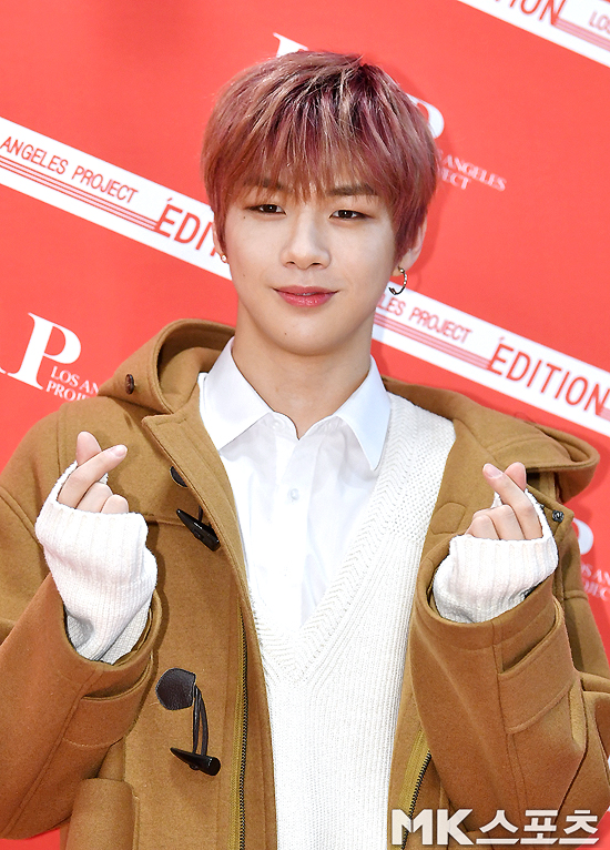 Group Wanna One member Kang Daniel Fan signing event event ceremony was held at the Spigen Hall in Samseong-dong, Gangnam-gu, Seoul on the afternoon of the 17th.Girl group Wanna One member Kang Daniel is drawing hearts ahead of Fan signing event event.On this day, Wanna One member Kang Daniel took various poses in front of the reporters before his debut solo Fan signing event event.