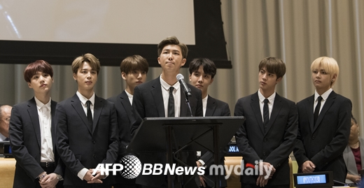 When you wake up with your eyes open, its a new record, new news.The group BTS has made more than K pop singer this year and has made an achievement.Each step they take is followed by the first, the most, and the best, and they continue to run a terrible race to change their records.▲ U.S. Billboards comeback stageIt was a comeback stage that former World noted.BTS first unveiled the stage of the regular 3rd album Love Yourselfs title song Fake Love at the 2018 United States of America Billboard Music Awards (hereinafter referred to as BBMA).BTS, who attended BBMA, not only enjoyed the awards ceremony in the first row with outstanding pop stars, but also caused a blue hand in the trophy for the second consecutive year, defeating Justin Bieber and Ariana Grande in the Top Social Artist category.BBMA said, BTS World influence is obvious, he emphasized the meaning of releasing the Fake Love stage for the first time.▲ Billboard 200 Hot 100 Simultaneous EntryBTS first place on Billboard 200 chart with Tear before Love Yourself, and wrote a new K-pop history: The first place of foreign-language albums since 2006The album chart also confirms that BTS has secured a stable position in the World market with its popularity and the sales of the album.At that time, President Moon Jae-in held a celebration and Time magazine reported, BTSs wonderful appearance and magical dance movements made a huge fan in Asia as well as South America, including Japan and China.BTS is the best musical export in Korea, the BBC commented.Followed by Fake Love, the first K-pop group to be ranked 10th in the Hot 100.It is its highest record, exceeding the 28th place in the Hot 100 achieved by Mike Drop remix.BTS also worked as a repackaged album Love Yourself Resolution Anthur; first place on Billboard 200.Second place of all timeIn addition to recording IDOL (Feat. Nicki Minaj), Hot 100 was the first placeIt reached the second highest ranking after Fake Love.World Wide CollaborationNicki Minaj was delighted to accept BTS proposal and joined the last track of the repackaged album Love Yourself Resolution Anthur (Feat. Nicki Minaj).Charlie Fuss met at the 2018 MGA, where an impressive image of BTS hit song, Fake Love, was played at the K-pop awards.It is also worth looking forward to collaborating with Ed Sheeran, who caught the eye earlier this month when member Sugar tagged Ed Sheeran on his SNS post.Ed Sheeran also showed his interest in BTS, which raised expectations.▲ Former World Amy FestivalBTS continues its festival with World Amy through the LOVE YOURSELF tour, which is planned for 41 performances in 20 cities.Among them, the solo performance at the United States of America New York City Field is the first Korean singer to have their name in pop history.The venue is a stage featuring world-class singers such as Paul McCartney, Beyonce and Lady Gaga.The New York Times said, Saturday night performances with 40,000 audiences are sometimes lively enough to shake the ground. Rolling Stone also reported, Seven members are walking proudly on the way that the previous K-pop group did not go.▲ Impressive UN speechAt the UN General Assembly held in September, BTS member RM was impressed by his appearance on the podium and speaking in English.Message, a common young man in Korea and a leader of BTS, conveyed his personal experiences, and led to a reputation for giving a great resonance to former World youths.▲ Youngest Order of CultureBTS has been recognized as a lot of young people from abroad are calling Korean lyrics as a group, contributing not only to the spread of Korean Wave but also to the spread of Hangul. In October, he became the youngest person in the history of the Hwakwan Cultural Medal.▲ Cumulative album sales exceeded 10 million copiesAccording to the official music chart, Gaon Chart, BTS recorded cumulative sales of 1,023,081 albums in five years and six months since its debut in June 2013.BTS has released a total of 12 albums in Korea and has surpassed 10 million copies in the shortest time among Korean singers who debuted since 2000.