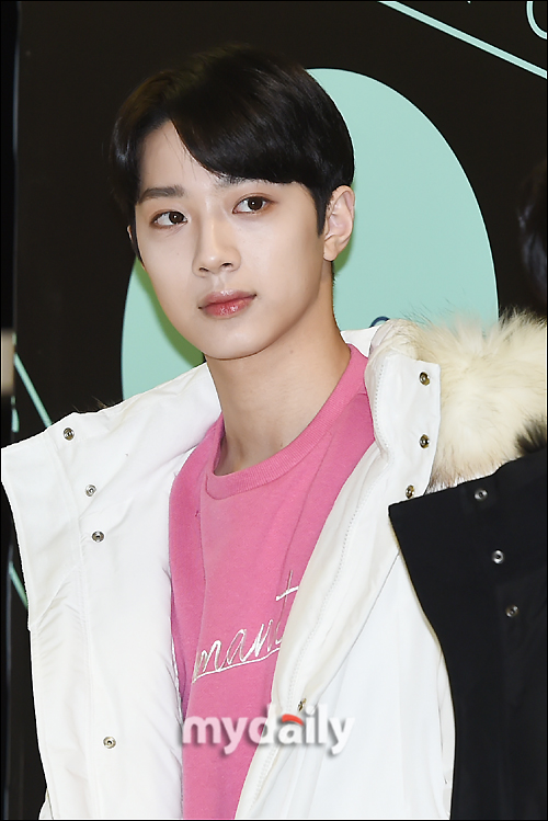 Wanna One Lai Kuan-lin attends an event for a Fashion brand fan signing event held at Nuri Dream Square in Sangam-dong, Seoul on the afternoon of the 17th.