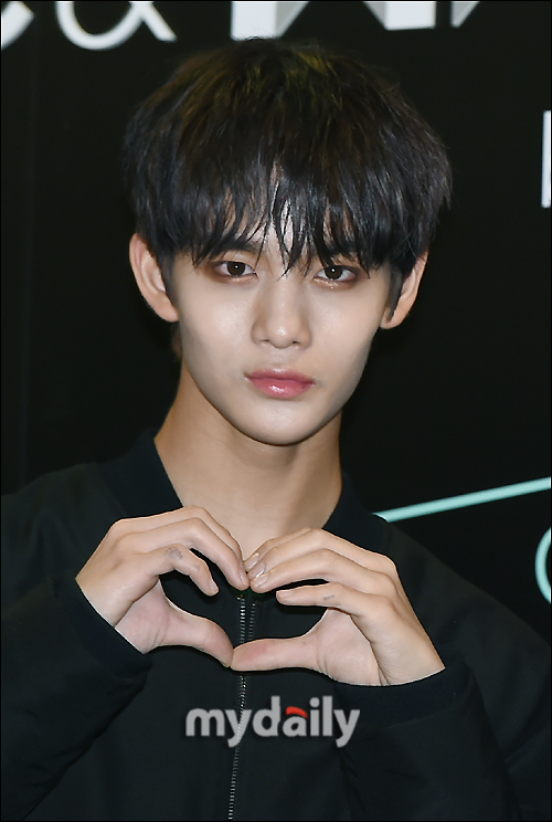 Wanna One Bae Jin Young attends an event for a fashion brand fan signing event held at Nuri Dream Square in Sangam-dong, Seoul on the afternoon of the 17th.