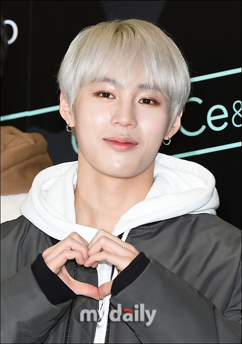 Wanna One Ha Sung-woon attends an event for a Fashion brand fan signing event held at Nuri Dream Square in Sangam-dong, Seoul on the afternoon of the 17th.