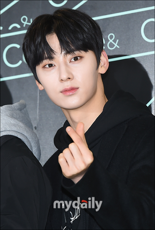 Wanna One Hwang Min-hyun attends an event for a fashion brand fan signing event held at Nuri Dream Square in Sangam-dong, Seoul on the afternoon of the 17th.
