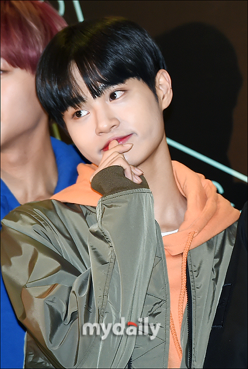 Wanna One Lee Dae-hwi is attending a Fashion brand fan signing Event held at Nuri Dream Square in Sangam-dong, Seoul on the afternoon of the 17th.