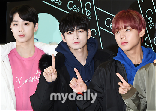 Wanna One Lai Kuan-lin, Ong Sung-woo and Park Jihoon (from left) attend a Fashion Brand Fan signing event event held at Nuri Dream Square in Sangam-dong, Seoul on the afternoon of the 17th.