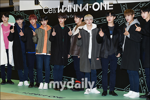 Wanna One is attending a Fashion brand Fan signing event event Event held at Nuri Dream Square in Sangam-dong, Seoul on the afternoon of the 17th.