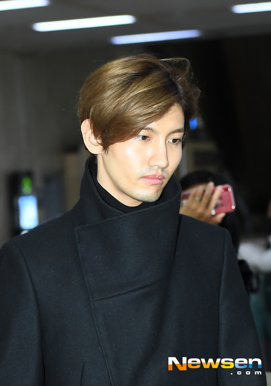 Group TVXQ arrived at the airport fashion through Gimpo International Airport in Gangseo-gu, Seoul on the afternoon of December 17 after completing the overseas schedule.TVXQ (Yunho, Changmin) Changmin is leaving the arrival hall on the day.