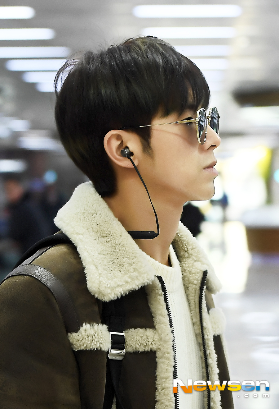 Group TVXQ arrived at Gimpo International Airport in Gangseo-gu, Seoul on December 17 after completing its overseas schedule.TVXQ (Yunho Yunho, Choi Kang Changmin) Yunho Yunho is leaving the arrival hall on the day.