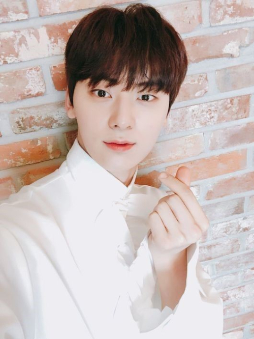 The 2019 activity of Hwang Min-hyun, popular as a singing and visual member of Wanna One, is drawing attention.Hwang Min-hyun has attracted fans attention by attracting charm not only in Wanna Ones vocals but also in various fields.In March, Hwang Min-hyun appeared on MBC King of Mask Singer and said, I want to make a solo song that I made myself someday.The Wharigari video, sung by Hwang Min-hyun, has now surpassed 60 million views on Naver TV and has proved its topic, including being on the most replayed video of the year.The possibility of being a smoke stone was also expected. Hwang Min-hyun, who has been proud of his outstanding appearance since appearing in the survival program, has also been eyeing the drama industry.This is because Hwang Min-hyuns trendy, neat appearance and likability are positively evaluated not only in the public but also in the industry.In addition, the cosmetics brand, which Hwang Min-hyun is acting as an advertising model, has been sold out in succession, leading to an increase in sales.It is expected that industry love call for Hwang Min-hyun, which has emerged as an advertising blue chip, will continue.
