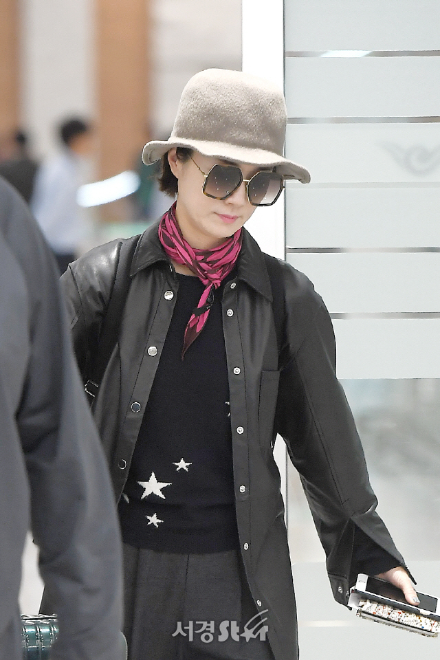 Actor Oh Yeon-soo is performing Entrance with the Airport Fashion.