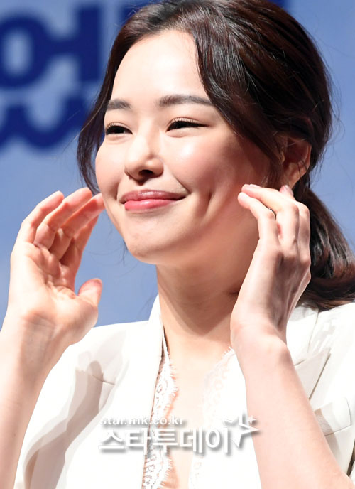 Actor Lee Ha-nui attends the film Extreme Job production briefing session held at Apgujeong CGV in Seoul on the morning of the 17th.