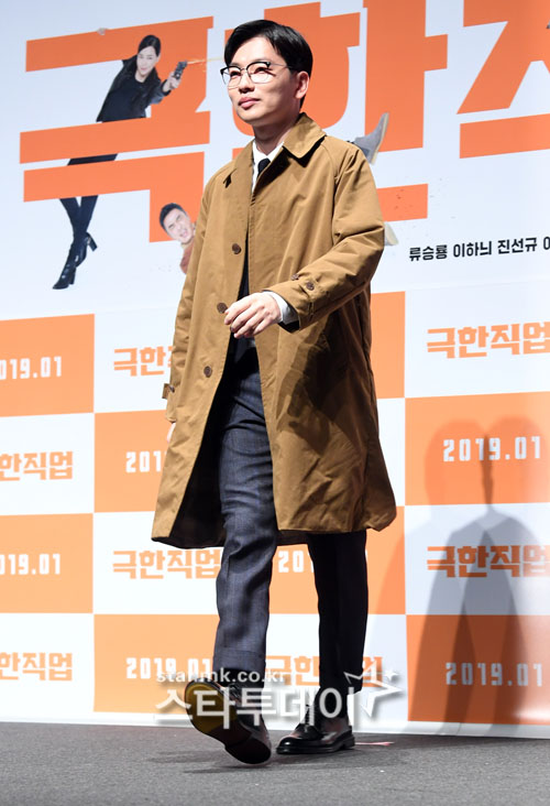 Actor Yi Dong-hwi poses at the film Extreme Job production briefing session held at Seoul Appgujeong CGV on the morning of the 17th.