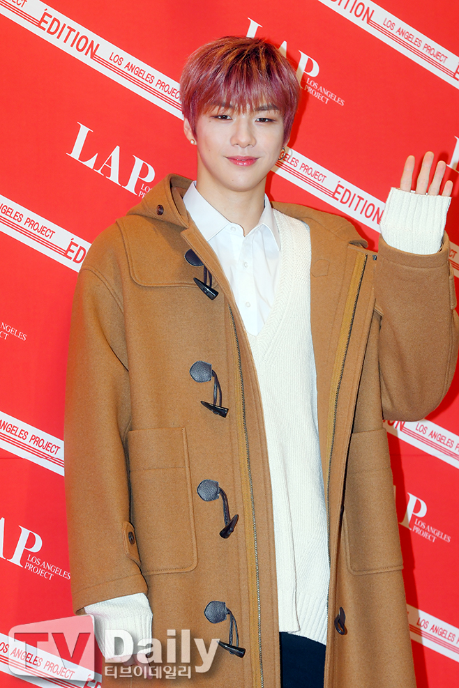 Kang Daniel of the group Wanna One poses at the Fan Members Only held at the Spigen Hall in Samseong-dong, Gangnam-gu, Seoul on the afternoon of the 17th.Kang Daniel fan Members Only