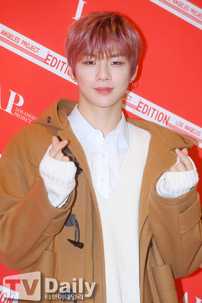 Kang Daniel of the group Wanna One poses at the Fan Members Only held at Samseong-dong Spigen Hall in Gangnam-gu, Seoul on the afternoon of the 17th.Kang Daniel fan Members Only