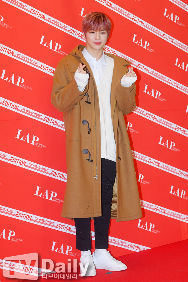 Kang Daniel of the group Wanna One poses at the Fan Members Only held at Samseong-dong Spigen Hall in Gangnam-gu, Seoul on the afternoon of the 17th.Kang Daniel fan Members Only