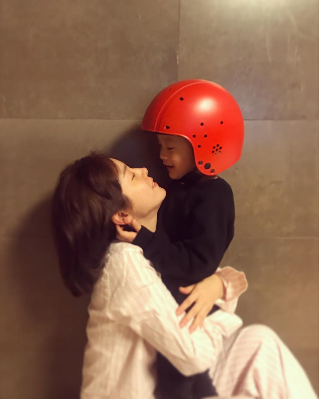 Actor Han Ji-min has revealed his daily life with his cute nephew.On the 16th, Han Ji-min posted several photos on his Instagram with Hashtag called #roha #nephew.Han Ji-min in the photo is holding his nephew in his arms and kissing him.Han Ji-min will appear in the JTBC drama Snowy, which is scheduled to air next year.Photo = Han Ji-min Instagram
