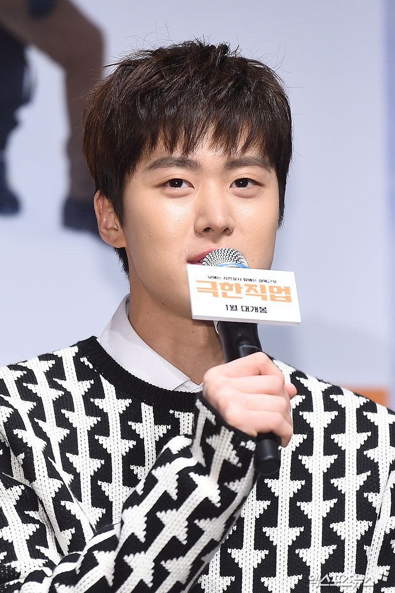 Actor Resonance, who attended the film Extreme Job production briefing session held at CGV Apgujeong branch in Sinsa-dong, Seoul on the morning of the 17th, greets him.