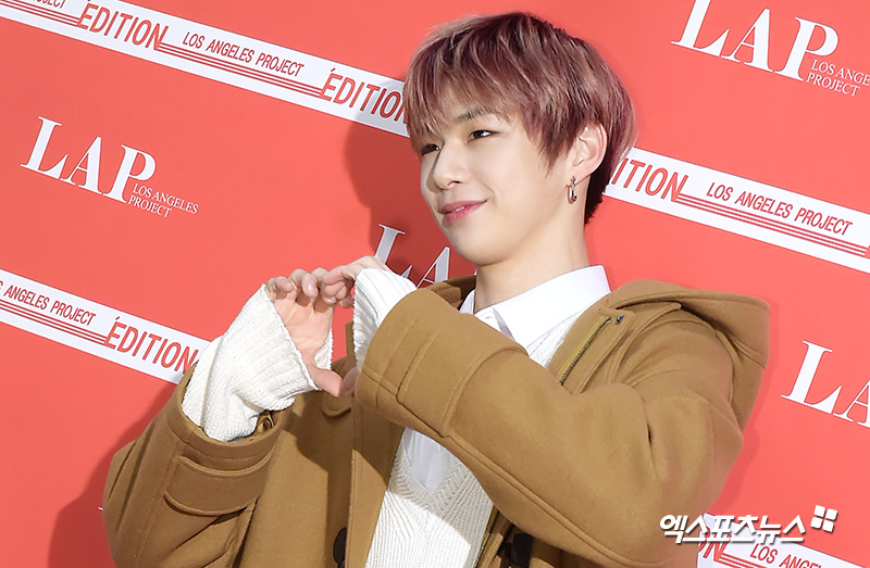 Wanna One Kang Daniel, who attended the parent brand Fan signing event event ceremony held at the Shufigen Hall in Samseong-dong, Seoul on the afternoon of the 17th, has photo time.