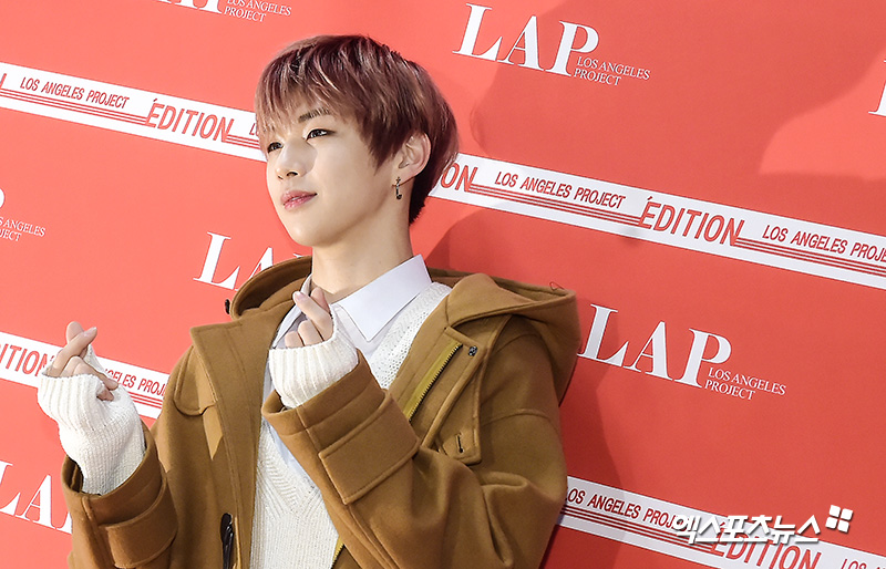 Wanna One Kang Daniel, who attended the parent brand Fan signing event event ceremony held at the Shufigen Hall in Samseong-dong, Seoul on the afternoon of the 17th, has photo time.