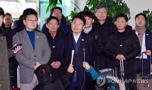 취재진 질문에 답하는 박 공동단장 (고성=연합뉴스) 박상돈 공동단장이 17일 오후 동해선 철도 북측구간 조사를 마치고 동해선 남북출입사무소를 통해 입경하여 취재진의 질문에 답하고 있다.  [사진공동취재단] photo@yna.co.kr