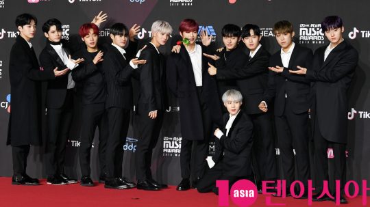 The contract for the group Wanna One is terminated.Wanna Ones agency Swing Entertainment said on December 18, Wanna One will close the contract on December 31 as scheduled.The contract ends on December 31, but Wanna Ones official activities continue until January.Wanna One will attend the scheduled year-end awards ceremony as well as spend beautiful and precious time with fans through the January Concert, which will be the last official schedule.Wanna One, who was born through Mnet Survival Program Produce 101 Season 2 last June, started her first album 1X1=1 (TO BE ONE), followed by a prequel repackage 1-1=0 (NOTHING WITHOUT YOU) and her second mini album 0+1=1 (I PROMISE YOU) It was popular with the syndrome by releasing it.In addition, through the special album 1=1 (UNDIVIDED), four teams of units were formed to show new charm and growth potential.The first Music album 111=1 (POWER OF DESTINY), released on November 19, broke its own record of exceeding 438,000 copies in initial sales.The title song Spring Wind was the number one player on seven major music charts including Melon, Mnet and Naver Music.In June, he held ONE: THE WORLD and proved his popularity by performing world tours in World14 cities including the United States and Asia for three months and working on the stage of World beyond Korea.Swing Entertainment said, I would like to express my gratitude to 11 youths and Wanna One who showed a wonderful appearance for about a year and a half, and will also support new start and activities in the future.I would like to express my deep gratitude to many fans at home and abroad who have loved Wanna One in the meantime, and I hope you will support and bless the future of Wanna One members. 