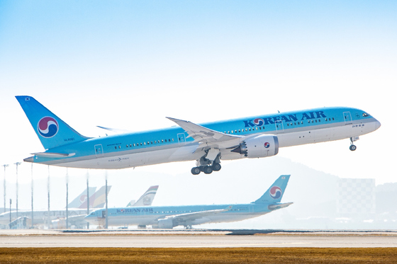 According to Korean Air on January 18, after the entry of the Departure Center for all international flights on January 1, next year, the company plans to charge an additional 200,000 won for the cancellation of passengers.Currently, Korean Air has applied a penalty of KRW 120,000 for long-distance routes such as the Americas, Europe, the Middle East, Oceania and Africa, KRW 70,000 for medium-distance routes such as Southeast Asia and Southwest Asia and Tashkent, and KRW 50,000 for short-haul routes such as Japan, China, Hong Kong, Taiwan and Mongolia.However, in the future, if you cancel your flight after entering the Departure chapter, you will be charged an additional 200,000 won for each amount.In this case, long-distance routes will be charged up to 320,000 won, medium-range routes up to 70,000 won, and short-haul routes up to 50,000 won.This decision is due to the fact that the recent abuse of low commission and fee exemption system has led to false departure procedures and flight boarding and cancellation of tickets.In fact, on the 15th, Hong Kong Airport was on a Korean Air passenger plane to Incheon, and three Korean wave idol Wanna One polar fans, including two Chinese and one Hong Kong, climbed and watched the entertainer and said they would get off just before takeoff.For this reason, all 360 passengers were off the plane and received a security check again, so The Departure was Ji-yeon for nearly an hour.Korean Air has reportedly refunded airfare to all three idol fans who were forced to cause trouble, and paid the cost of taking off Ji-yeon to Hong Kong International Airport.If some passengers board and voluntarily do so, all passengers on the flight should be checked again for security reasons.This causes the flight Ji-yeon to occur, and the damage is returned to the actual passenger.In addition, the need to prevent false departure procedures is emerging by causing additional input of airlines, the Ministry of Justice, and airport security personnel and waste of expenses as well as aviation security problems throughout the entire process of passengers canceling boarding.An official of the company said, We expect that customers who have settled a healthy boarding culture and have an opportunity to board due to unreasonable reservation failure will have an opportunity to use flights through the supplementation of the reservation default penalty system.Applying from January 1 next year... Expecting a healthy boarding culture.