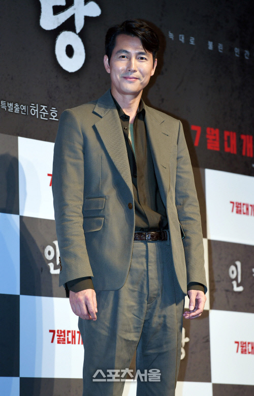 Actor Jung Woo-sung has warned SNS impersonation accounts.On the 18th, Jung Woo-sung released a picture on his instagram with an article entitled Beware of Fake Accounts.The photo was an impersonation account that made it similar to Jung Woo-sungs SNS account, and it was embarrassing to set up the same photos as profile photos as well as posts.It seems that attention is needed as a level of impersonation that can cause enough confusion.Meanwhile, Jung Woo-sung met with the audience with the movie Illang: The Wolf Brigade, which was released in July.