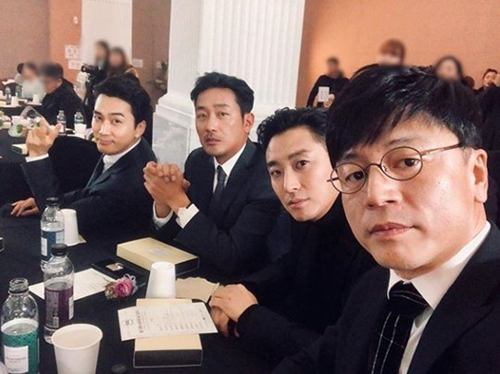 Actor Song Seung-heon boasted a friendship with Ha Jung-woo and Ju Ji-hoon.Song Seung-heon posted a picture on his instagram on the 17th.In the public photos, director Kim Yong Hwa of the movie With God team, Actor Ju Ji-hoon, Ha Jung-woo and Song Seung-heon are posing.The look like a piece of Ha Jung-woo - Ju Ji-hoon - Song Seung-heon in a suit is admirable.They attended the 23rd Consumer Day and Cultural Entertainment Awards ceremony held this afternoon.On the other hand, Song Seung-heon played the role of Kang Ha-ri in OCN Drama Player.Photo le Song Seung-heon Instagram