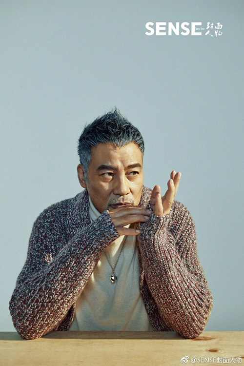 Hong Kong top actor Simon Yam showed off his profound middle-aged style.Simon Yam, who appeared in the movie The Thieves and also made his face known to domestic fans, recently covered the December issue of Chinese fashion magazine Sens (SENSE).In a picture released by SENSE, Simon Yam transformed into a winter man, naturally exposing his gray hair with years and creating a middle-aged atmosphere as it is.Here, trench coats and thick cardigans were matched to show warm and stylish fashion.The clear features and the big eyes that seemed to fall in the eye caught my eye, and I expressed the figure of the winter man with the sad eyes and the soft smile.Meanwhile, Simon Yam played Chen in the movie The Thieves released in 2012, and showed romance with Kim Hae Sook with action acting.Simon Yam, who married a model device 12 years younger in 1997, met audiences this year with films Shut War, House City of London Rising Suns and Change City of London Gangster.Photo Sense (SENSE)