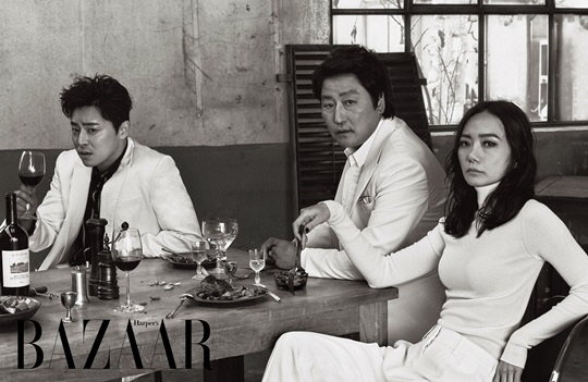 A January issue of Bazaar by Actor Kang-Ho Song, Jo Jung-suk and Bae Doona, by Drug King (Provided/Distributed: Showbox Co., Ltd.; Directed by Hive Mediacorp: Woo Min-ho), released on December 19.The movie Drug King is a movie about the story of a smuggler who became a legendary drug king in the 1970s when he was patriotic when he exported drugs.Kang-Ho Song, who transformed from Drug King to legendary Drug King Idusam, Jo Jung-suk, who plays the hot blood test Kim In-gu chasing Drug King, and Bae Doona, who is comebacking on the screen with Kim Jung-ah, a lobbyist who cooperates with Drug King, I met him.The three actors completed the unique aura of the Drug King team by adding charisma to the 70s style suit, which is also the background of the movie Drug King, and mood with black and white.Those who are assisting and confronting each other in the movie show the fashion kings of the Acting Kings through the picture, and show the intense conclusion of the movie to decorate the end of this year.Kang-Ho Song, Jo Jung-suk, and Bae Doona interviewed the January issue of Bazaar to introduce the story of the movie Drug King more deeply and to release their affection for the character.Interviews with other pictures of the Acting Kings can be found in the January issue of Bazaar, and the movie Drug King will be released on December 19th.