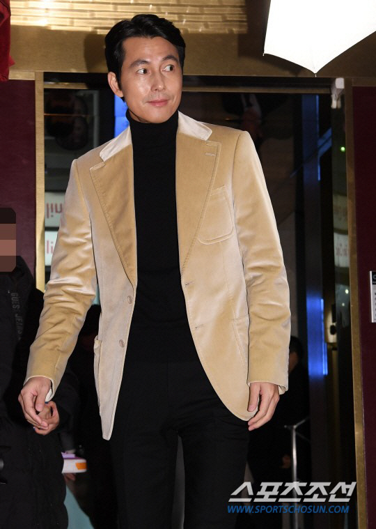 Actor Jung Woo-sung has called attention to a fake SNS account.On the 18th, Jung Woo-sung released a photo with his article Beware of Fake Account through his instagram.The photos show an Instagram impersonating Jung Woo-sung, which seems to require attention by making the same profile as Jung Woo-sungs recent photos.Jung Woo-sung met with the audience for the movie Illang: The Wolf Brigade, which was released in July.Jung Woo-sung was selected as the UN refugee agency Goodwill Ambassador (UNHCR) in June 2015, and is visiting refugee camps around the world to conduct relief activities.