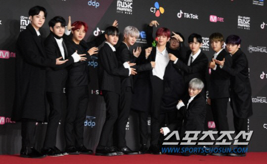 Wanna Ones agency, Swing Entertainment, said on December 18, Wanna One will close the contract on December 31 as scheduled.We will give thanks to 11 youths and Wanna One who showed great appearance for about a year and a half, and we will also support new start and activities in the future.I would like to express my deep gratitude to many fans at home and abroad who have loved Wanna One. According to his agency, Wanna One will attend the scheduled year-end awards ceremony, as well as spend beautiful and precious time with fans through the January concert, which will be the last official schedule.They were born in June last year through Mnet Survival Program Produce 101 Season 2.Starting with the first album 1X1=1 (TO BE ONE), the prequel repackage 1-1=0 (NOTHING WITHOUT YOU) and the second mini album 0 + 1=1 (I PROMISE YOU) were released in succession, making it popular near syndrome.Since the end of the contract, the team has been loved so much that the fans and the industry are paying keen attention to the members actions.According to the officials, Kang Daniel, a member of MMO Entertainment, is likely to make his solo debut.Although the activity plan has not yet been confirmed, it is said that Wanna One will be ready internally as soon as the activity is over.In the case of Yoon Ji-sung, the same agency, he is expected to join the military next year.Lee Dae-hwi and Park Woo-jin, who belong to Brand New Music, will return to their agency and prepare for their debut as a team. They will join Brand New Boys, who are already active as MXM (Lim Young-min and Kim Dong-hyun), and prepare for their debut.The fans are already expecting it because the members who show such a powerful firepower are united.Hwang Min-hyun will also back Come with Pledis and rejoin NUEST.Earlier, NUEST unit NUESTWs final concert has already received a lot of attention as it released a VCR video suggesting the joining of Hwang Min-hyun.Park Ji-hoon, Bae Jin-young, Ong Sung-woo, Ha Sung-woon, Kim Jae-hwan and Ry Kwan-rin are also preparing for their next move. Officials said, We will return to our original agency and prepare for a new debut.We are discussing the solo debut or the group form that recruited additional members. Their agency officials said, Although we are struggling with various measures, full-scale preparations and plans will be made after the concert is completed in January. We will do our best for Wanna One activities at present.