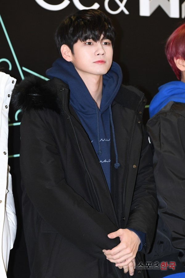 Wanna One Ong Seong-wu attends the Cianne Fan signing event at Sangam-dong Nuri Dream Square Building in Mapo-gu, Seoul, on the afternoon of the 17th.