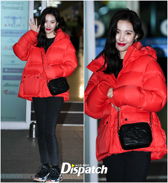 Singer Sunmi left for Bangkok, Thailand, on the afternoon of the 18th through the Incheon International Airport for overseas schedule.Sunmi has completed a casual airport fashion by matching red short padding, crossbacks and sneakers.Femme Fatale She.The eyes of charm.Go to Bangkok.