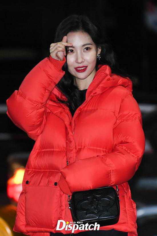 Singer Sunmi left for Bangkok, Thailand, on the afternoon of the 18th through the Incheon International Airport for overseas schedule.Sunmi responded with a heart pose when she saw the camera from the reporters on the day, with a lovely charm.The Way Out.Lovely instinct.I was in love with that smile.