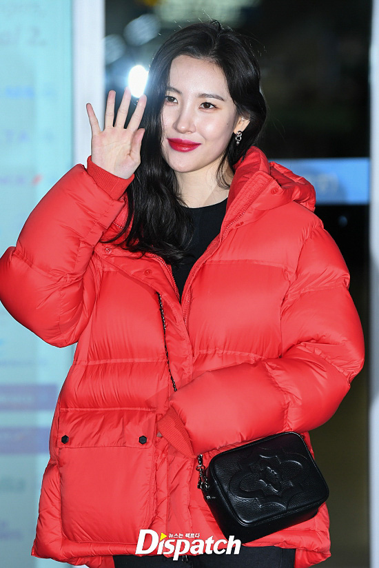 Singer Sunmi left for Bangkok, Thailand, on the afternoon of the 18th through the Incheon International Airport for overseas schedule.Sunmi responded with a heart pose when she saw the camera from the reporters on the day, with a lovely charm.The Way Out.Lovely instinct.I was in love with that smile.