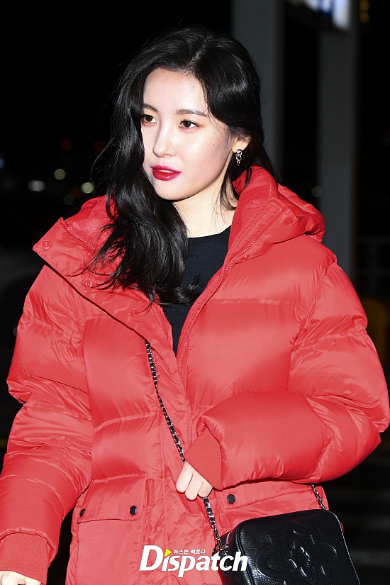 Singer Sunmi left for Bangkok, Thailand, on the afternoon of the 18th through the Incheon International Airport for overseas schedule.Sunmi has completed a casual airport fashion by matching red short padding, crossbacks and sneakers.Femme Fatale She.The eyes of charm.Go to Bangkok.
