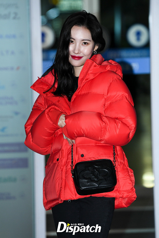 Singer Sunmi left for Bangkok, Thailand, on the afternoon of the 18th through the Incheon International Airport for overseas schedule.Sunmi has completed a casual airport fashion by matching red short padding, crossbacks and sneakers.Femme Fatale She.The eyes of charm.Go to Bangkok.