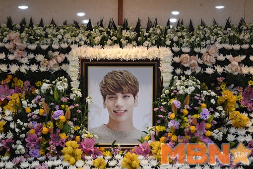 Today (18th) is the first cycle of the death of the late group SHINee member Jonghyun.So SHINee null, singer IU and Super Junior member Leeteuk to fans remember him and the wave of memorials continues.The late Jong-hyun was found collapsed at a residence in Seoul on December 18 last year. He was taken to a hospital but died.In the first anniversary of the death of the late Jonghyun, many people remembered him and loved him.IU, who was known as Jonghyun and his best friend, commemorated the late Jonghyun at a solo concert held in Singapore on the 15th, saying, I will sing this song for the missed person.This song was Jonghyuns own song and was included in the IU 3rd album.On the 17th, the first light or art festival, The Story You Left, The Story Well Fill, was held at the Seoul COEX Atium SM Town Theater.SHINee Minho, null, Taemin, Girls Generation Taeyeon, and Yoona attended and commemorated Jonghyun.Group Deer Cloud member Nine, who released Jonghyuns suicide note, posted a picture of Jonghyun singing, saying, I miss you a lot.SM Entertainment, a subsidiary company, said, I remember you, I will love you forever, with video of Jonghyun through official SNS in line with the first anniversary of the death of Jonghyun.SMTOWN Family Allegations and SHINee member null released a short video to prepare a concert with Jonghyun on his SNS.Leeteuk also wrote on his SNS on the same day, I think it has passed a year, so it seems to have passed so fast.I want you to remember me every day, but I want you to remember me today. I am lighter when I see you. In addition, singer colleagues and fans continue to send videos and longing messages containing Jonghyuns appearance, and commemorate the first anniversary of his death.