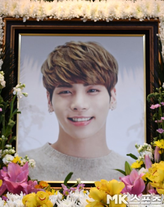 It has been a year since SHINee member Jong-hyun (real name Kim Jong-hyun) died; the memorial heat in honor of his death is still hot.Null released a short video on his Instagram on Wednesday, including a video with members of SHINee, including the late Jonghyun.There was no null explanation for the video, but this day is the anniversary of the late Jonghyun, and fans accept it as a memorial.On the 17th, SM Artium in Gangnam-gu, Seoul, held an art festival to honor the deceased, which was held as the subject of Light, a foundation founded by the deceaseds mother.The IU, who had a close relationship with the deceased, also gave a voice to the memorial.He said, I will call for a really missed person at the 10th anniversary performance of debut in Singapore on the 15th.Melencolia I Clock is a song that the late Jonghyun worked for IU.The late Jonghyun debuted as a member of SHINee in 2008 and succeeded in attracting attention from his first album, You Are Too Pretty. Since then, he has blossomed his talents through various broadcasts and stages.He was an artist. But he died suddenly on December 18 last year. He was 27 years old.