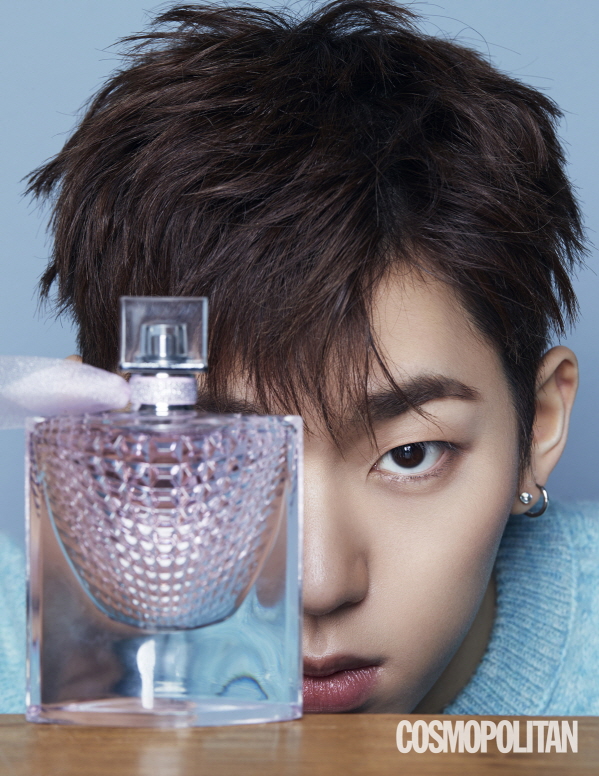 Singer Zico showed off his intense Charisma in the Perfume pictorial.Global beauty brand Lancome released Zicos Perfume picture with fashion magazine Cosmopolitan on the 18th.Zico in the public picture showed a soft Charisma with intense eye acting under the concept of moment in fragrance.Zico showed off her sharp eyes and intense Charisma as she stare clearly at the camera behind an elegant Perfume bottle.Perfume in the picture is Lancomes Labievel Flower of Happyness ODe Fur.After the refreshing fragrance of the topcoat, you can feel the charming and harmonious fragrance of roses, fionys and Princess Jasmine, and the soft sandalwood and Musk scent remain subtle until the end.In another picture, Zico has completed a sensual look by matching brown, burgundy, black-colored knit and slim brown pants.Here, Zico showed off his boyish charm by wearing neat black socks and loafers.Zico produced a swag-filled vibe with a Perfume bottle with golden glow in one hand.Perfume, held in one hand by Zico, is Lancomes Maison Lancome Princess Jasmine Majipan, a perfume that captures both the liveliness and sweetness of the three-night Princess Jasmine and Grandy Florum Princess Jasmine harvested at dawn.The fresh harmony created by two Princess Jasmines offers a signature scent of warm vanilla wood notes.On the other hand, the picture of Zicos pale color charm can be found in the January issue of Cosmopolitan.