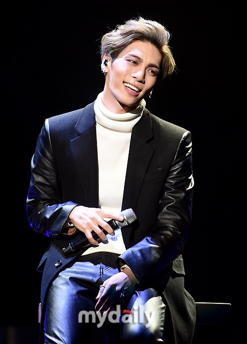 It has been a year since the group SHINee member Jonghyun left the fans.Jonghyun, who has grown into a talented singer song writer, suddenly died on December 18 last year at the age of 27.The memorial service is continuing inside and outside the music industry for Jonghyuns first cycle, and various memorials and photographs still make the deceased feel the vacancies.The non-profit public interest corporation Lightina, founded by Jonghyuns bereaved family, opened the 1st Light or Art Festival and set up a time for comfort through The story you left, the story we will fill.SM Entertainment, a subsidiary company, posted a memorial video on its official SNS account on the 18th and wrote, I remember you Jonghyun, I will love you forever.SHINee member key shared a video taken with Jonghyun on SNS and expressed his longing. IU recently sang his song Depression Clock written and composed by the deceased at his concert.The pre-stage IU was reported to have said, It is a song that is not on the original set list, but I will sing for a really longing person.Fans sent a memorial message such as I miss and miss too much, I will remember forever and Warm winter through various articles and SNS.