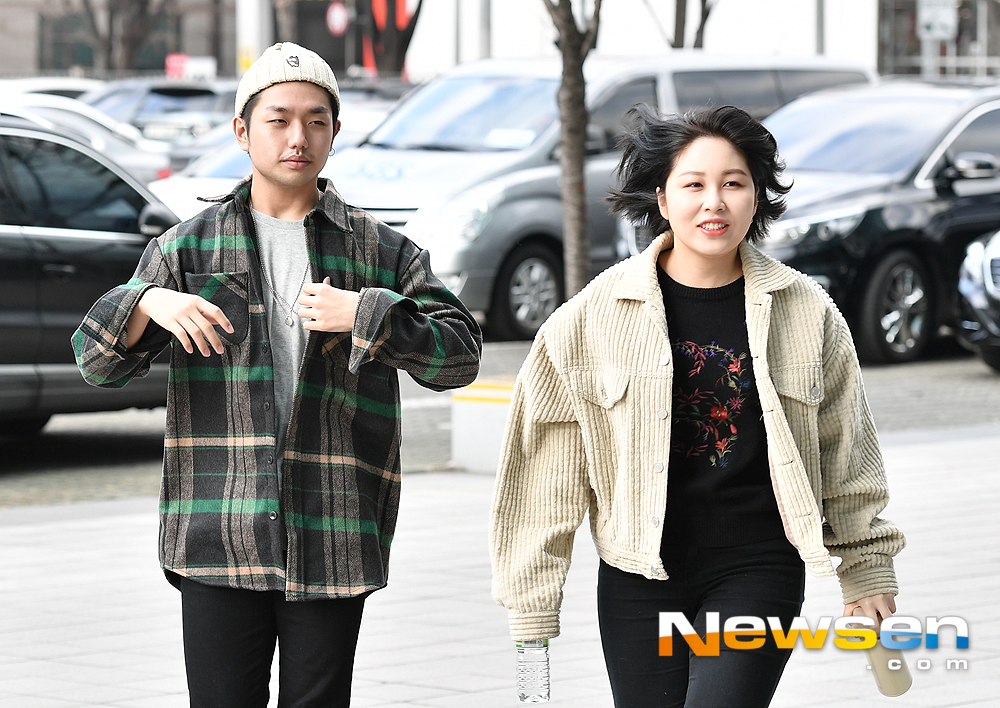 SAM KIM, Kwon Jin-ah, is entering the Mok-dong distinct SBS office in Yangcheon-gu, Seoul to record SBS Power FM Hwa-Jeong Chois Power Time on the afternoon of December 18th.