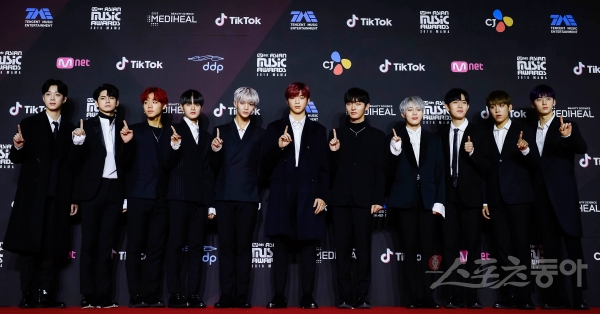 The move of group Wanna One is concluded.Wanna One will close the contract on December 31, as scheduled, said Wanna Ones agency, Swing Entertainment.The contract ends on December 31, though Wanna Ones official activities run until January.Wanna One will attend the scheduled year-end awards ceremony, as well as spend beautiful and precious time with fans through the January Concert, which will be the last official schedule.Swing Entertainment said, I would like to express my gratitude to 11 youths and Wanna One who showed a wonderful appearance for about a year and a half, and will also support new start and activities in the future.I would like to express my deep gratitude to many fans at home and abroad who have loved Wanna One in the meantime, and I hope you will support and bless the future of Wanna One members. Wanna One, an idol group born through Mnet Survival Program Produce 101 Season 2 in June last year, started its first album 1X1=1 (TO BE ONE), followed by a prequel repackage 1-1=0 (NOTHING WITHOUT YOU) and a second mini album 0+1=1 (I PROMISE YOU) It was released in succession and became popular near the syndrome.In addition, through the special album 1=1 (UNDIVIDED), four teams of units were formed to show new charm and growth potential.The first Music album 111=1 (POWER OF DESTINY), released on November 19, broke its own record of exceeding 438,000 copies in initial sales.The title song Spring Wind was the number one player on seven major music charts including Melon, Mnet and Naver Music.In June, he held ONE: THE WORLD and held a world tour in World14 cities including the United States and Asia for three months, marking everyone as the best boy group in South Korea, including all Worlds beyond South Korea.