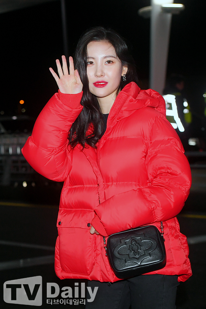 Singer Sunmi is departing to Bangkok in Thailand through the Incheon International Airport on the afternoon of the 18th.sunmi departure