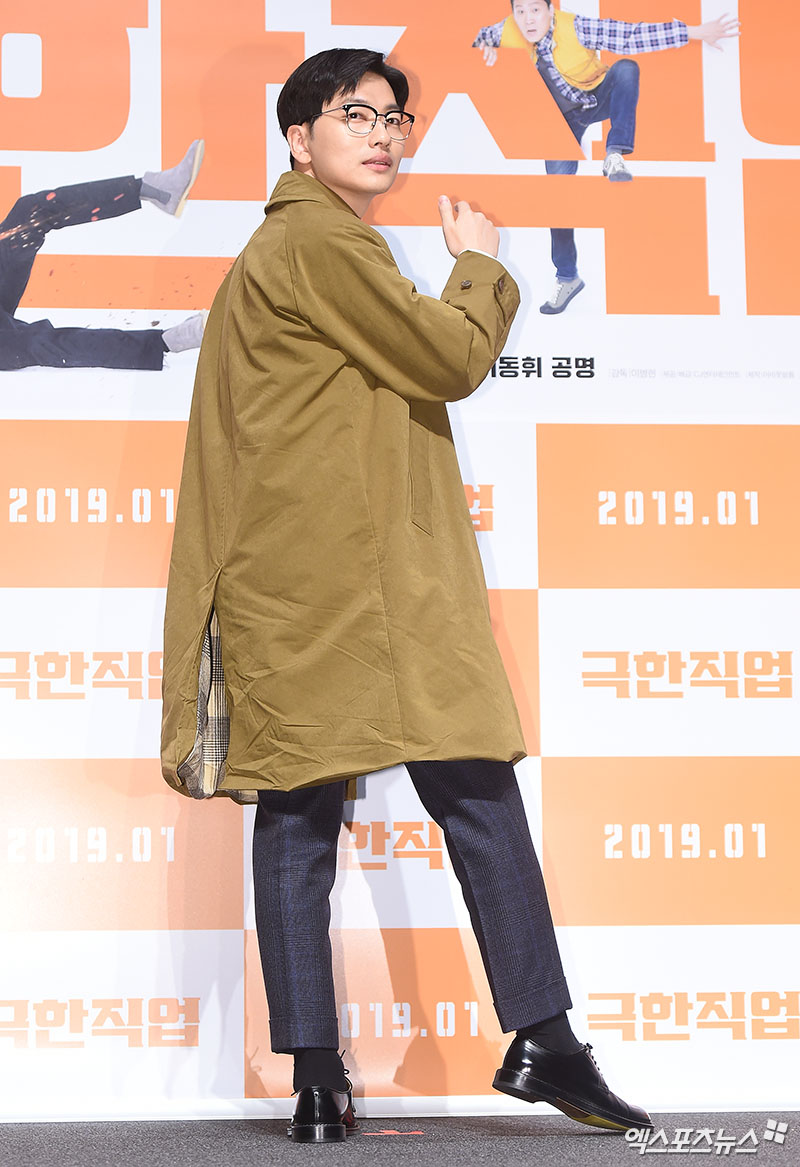 Actor Yi Dong-hwi poses at the film Extreme Job production briefing session held at Apgujeong branch of Gangnam CGV in Sinsa-dong, Seoul on the morning of the 17th.